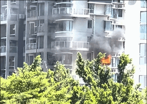 深圳一小区突发起火,现场浓烟滚滚