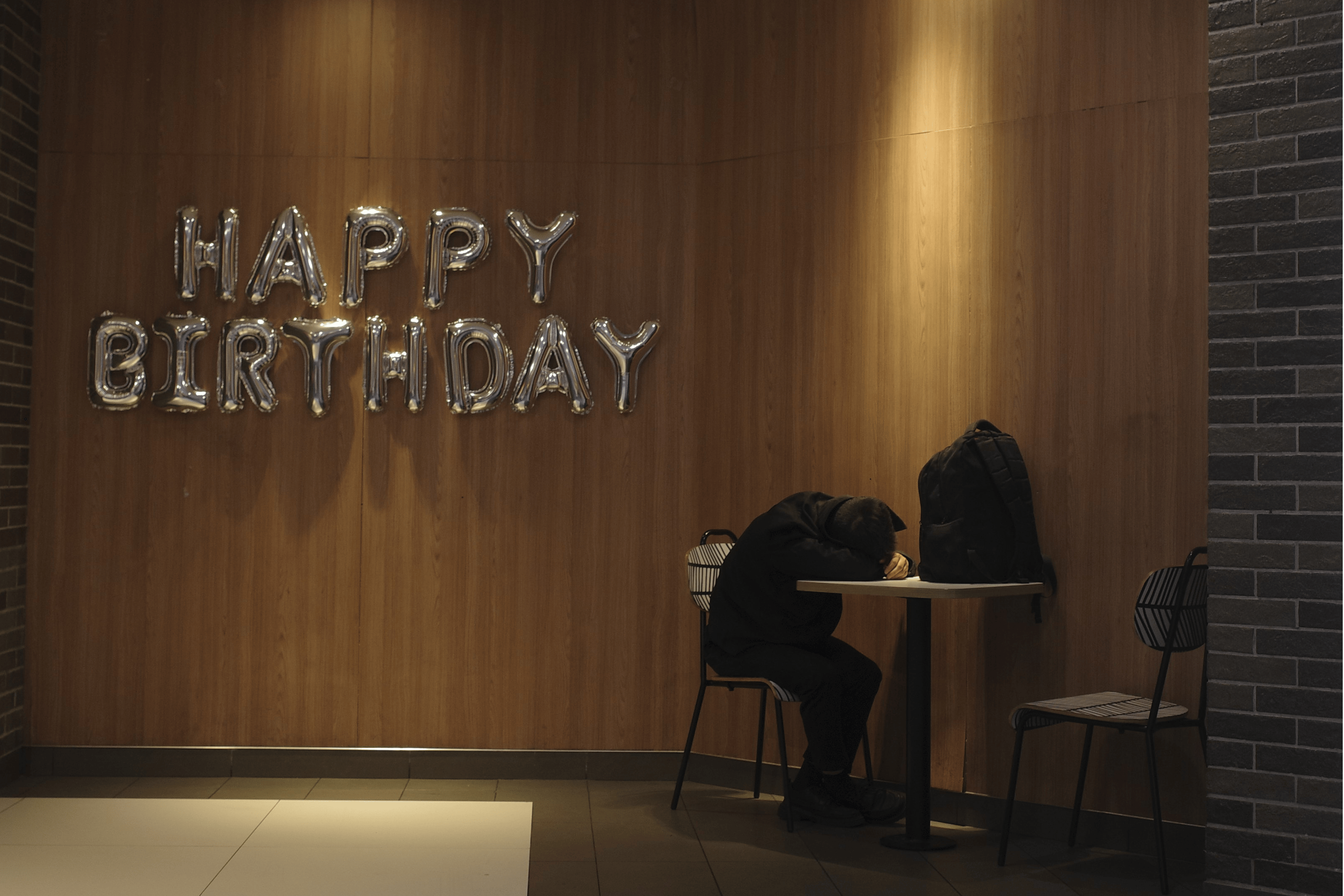 麦当劳夜宿者:老人占六成,各有心酸事