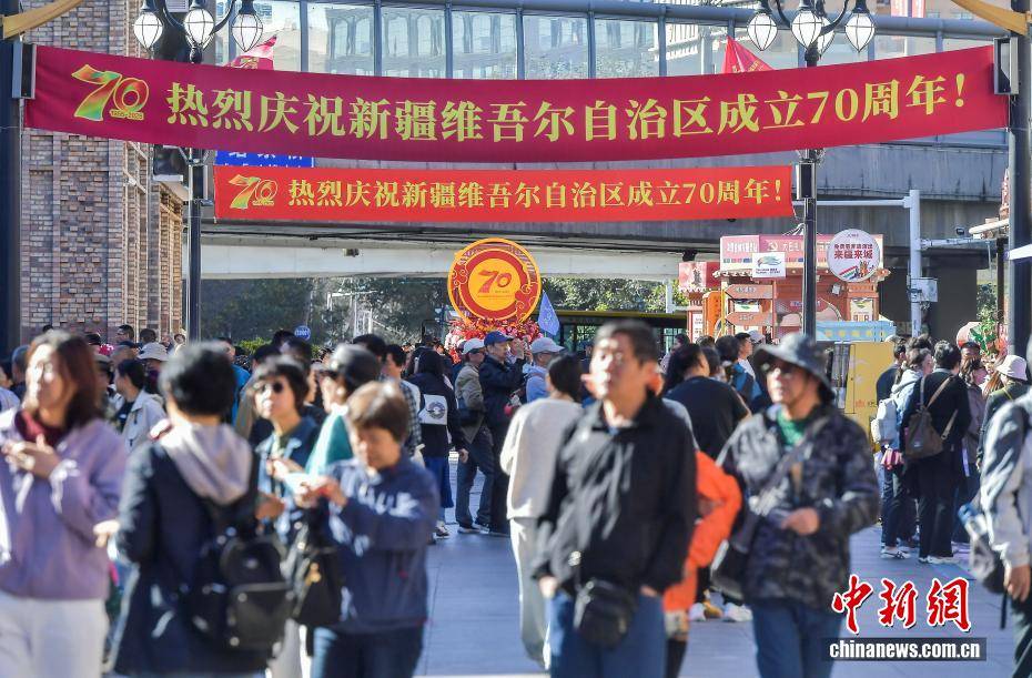 乌鲁木齐“盛装”迎接新疆维吾尔自治区成立70周年