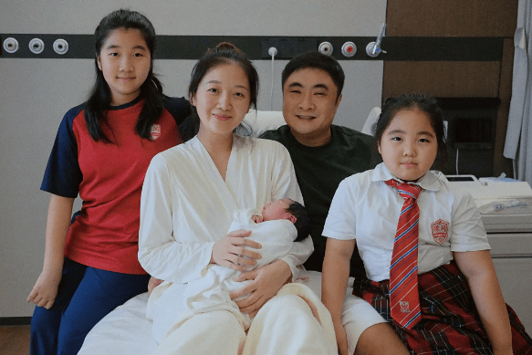 哈尔滨籍男演员三胎儿子出生，妻子晒全家福透露生产细节