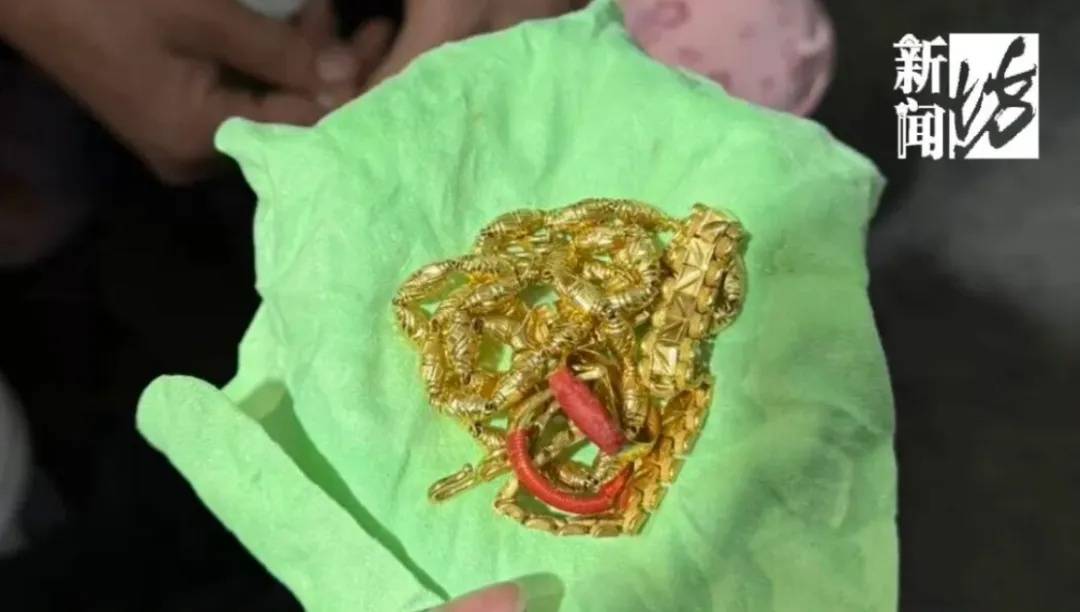女子帮母亲大扫除将旧衣物丢了，半个月后母亲说里面藏有价值10多万的黄金，连忙报警