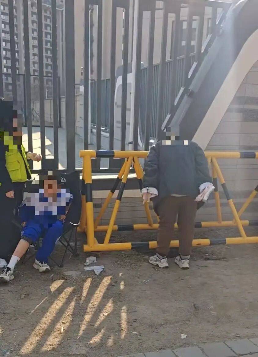 吉林一学生掉入学校外围下水井,12345工作人员:事发地之前有板子盖着,当晚已修好