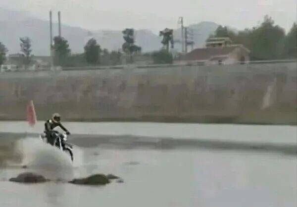 张雪宣布：将在重庆挑战骑摩托车飞跃长江，时间约在今年六七月；网友劝阻别拿命开玩笑，此前挑战已失败4次