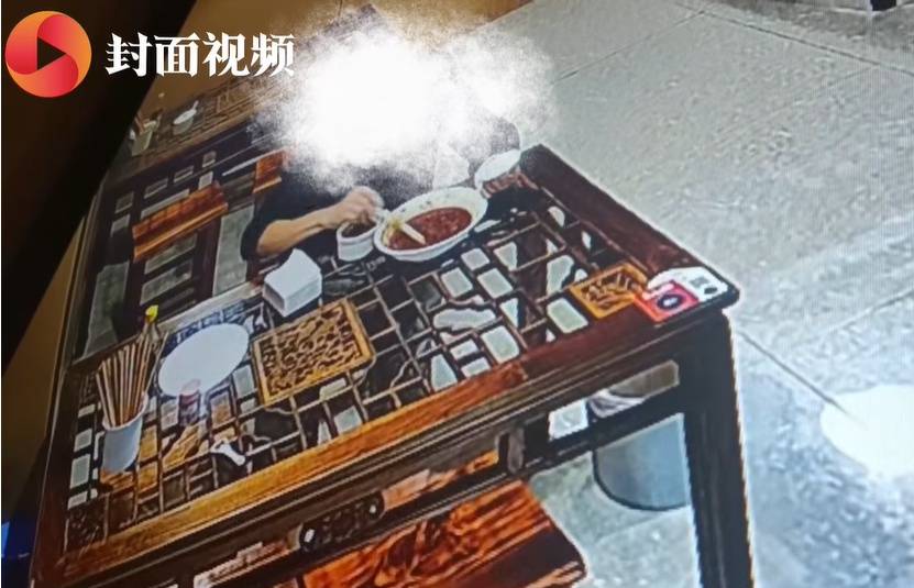 苏州一男子吃完面加6勺辣椒酱被店主曝光，店主回应：气愤，曝光的本意是希望不要浪费